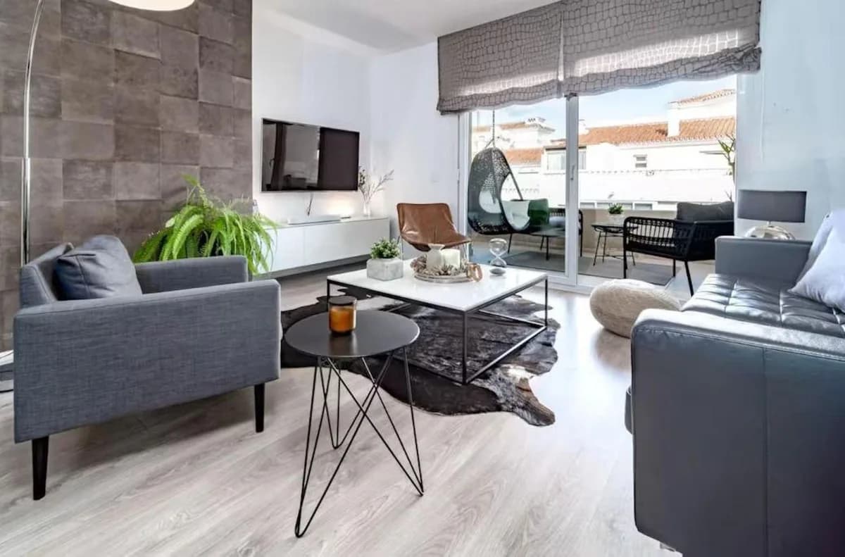 3 Bedroom Middle Floor Apartment for Sale in Nueva Andalucía, Málaga - Image 3