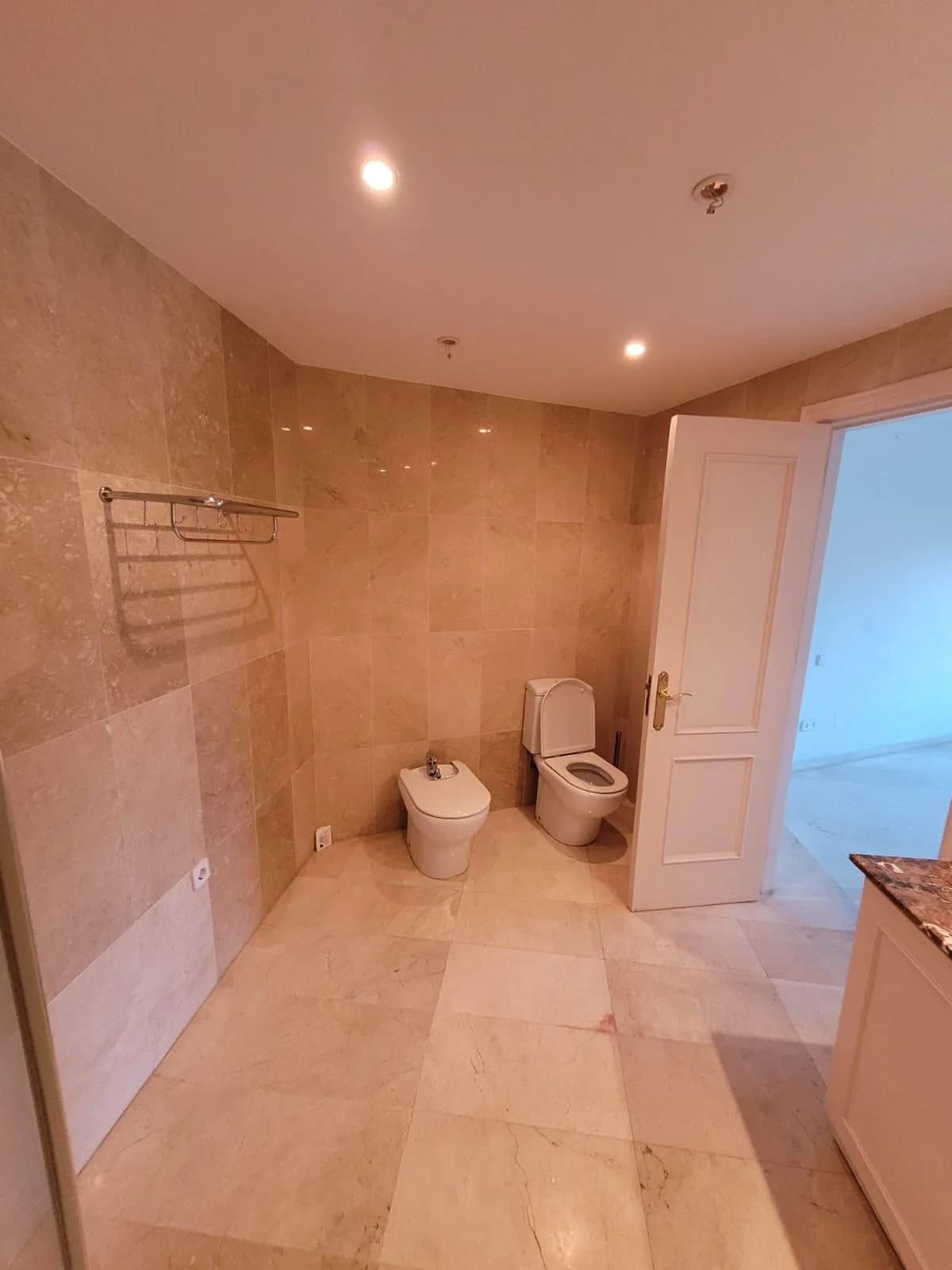 3 Bedroom Middle Floor Apartment for Sale in Estepona, Málaga - Image 6