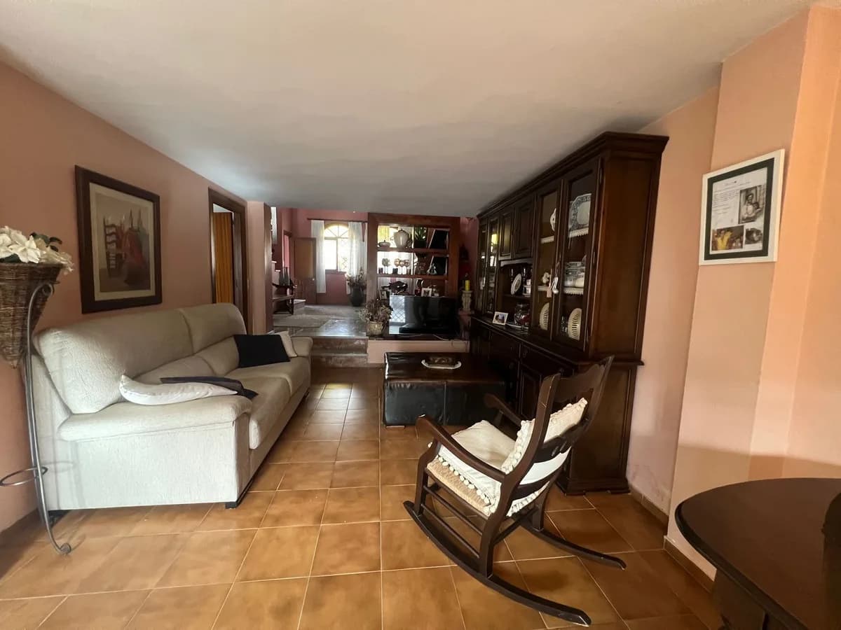 6 Bedroom Semi-Detached House for Sale in Estepona, Málaga - Image 8