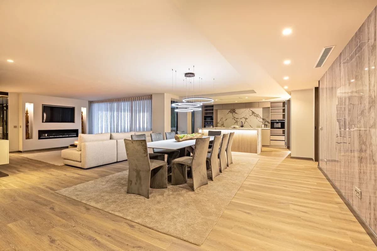 5 Bedroom Top Floor Apartment for Sale in Puerto Banús, Málaga - Image 2