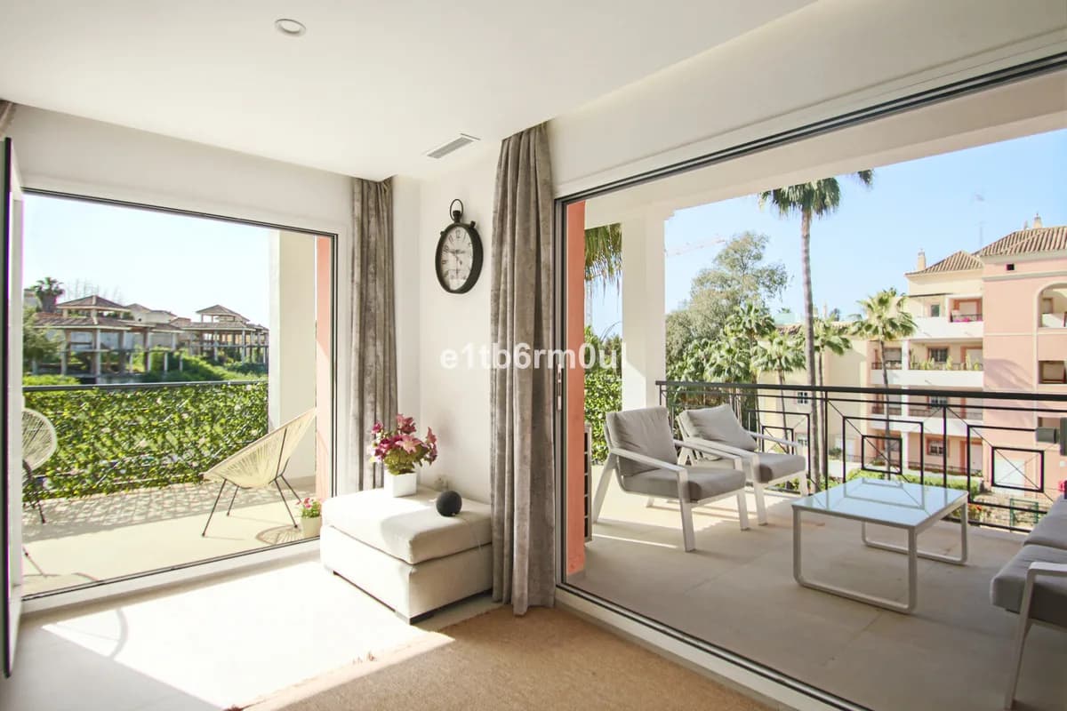 2 Bedroom Middle Floor Apartment for Sale in Nueva Andalucía, Málaga - Image 2