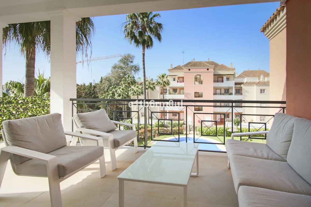 2 Bedroom Middle Floor Apartment for Sale in Nueva Andalucía, Málaga - Image 5
