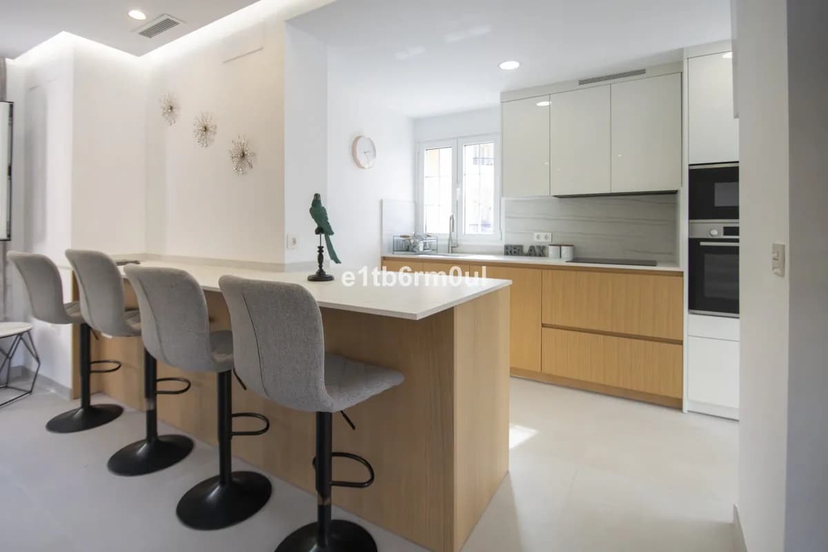 2 Bedroom Middle Floor Apartment for Sale in Nueva Andalucía, Málaga - Image 8