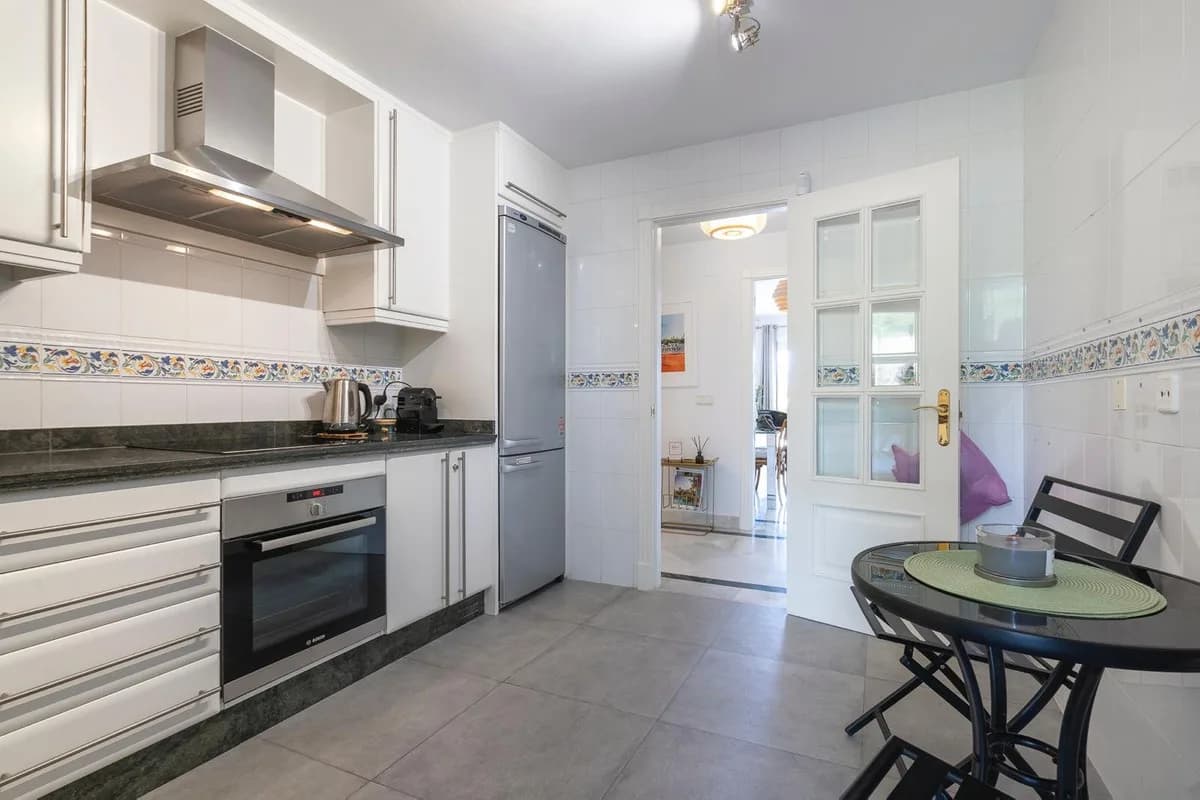 2 Bedroom Middle Floor Apartment for Sale in Nueva Andalucía, Málaga - Image 9