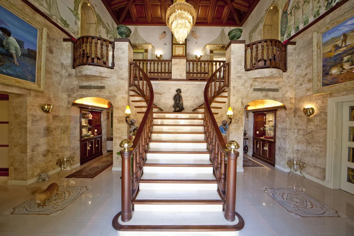 6 Bedroom Detached Villa for Sale in Nueva Andalucía, Málaga - Image 2