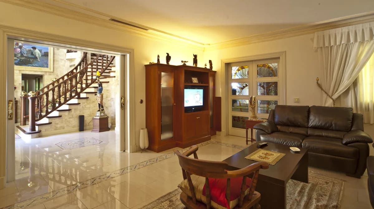 6 Bedroom Detached Villa for Sale in Nueva Andalucía, Málaga - Image 8