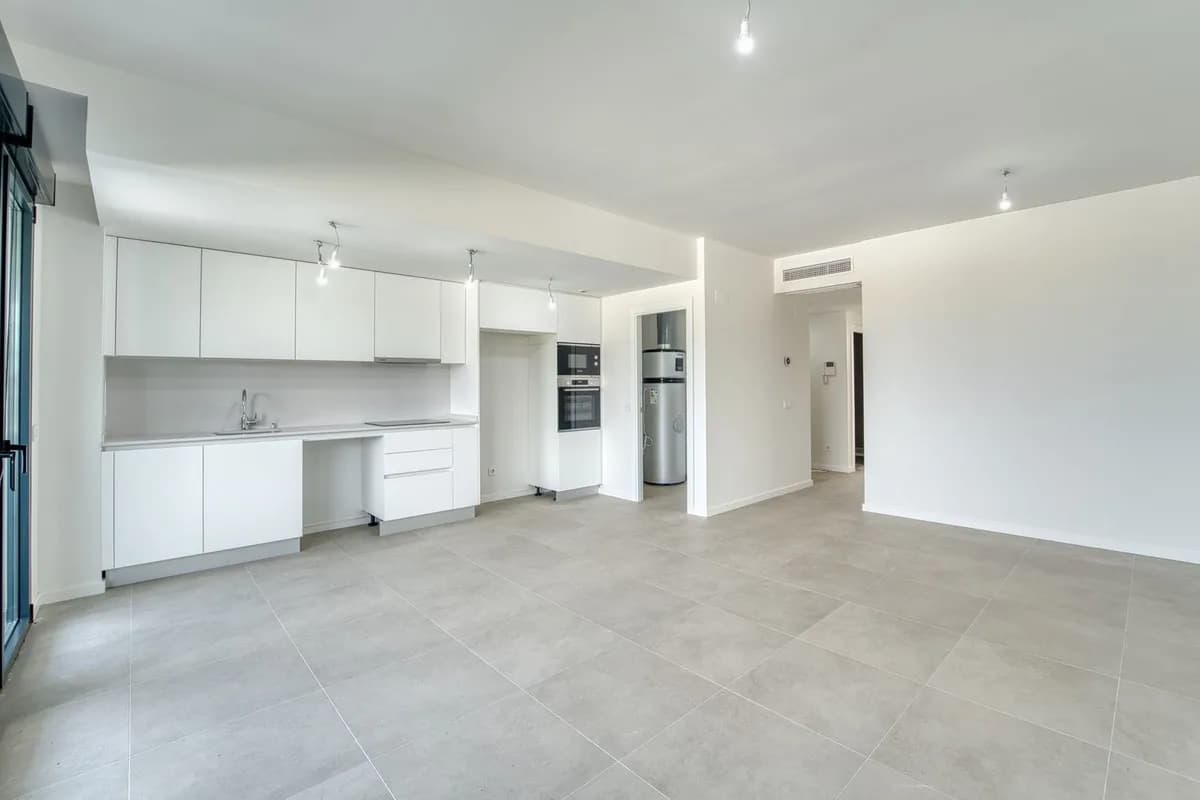 2 Bedroom Middle Floor Apartment for Sale in Torremolinos, Málaga - Image 3