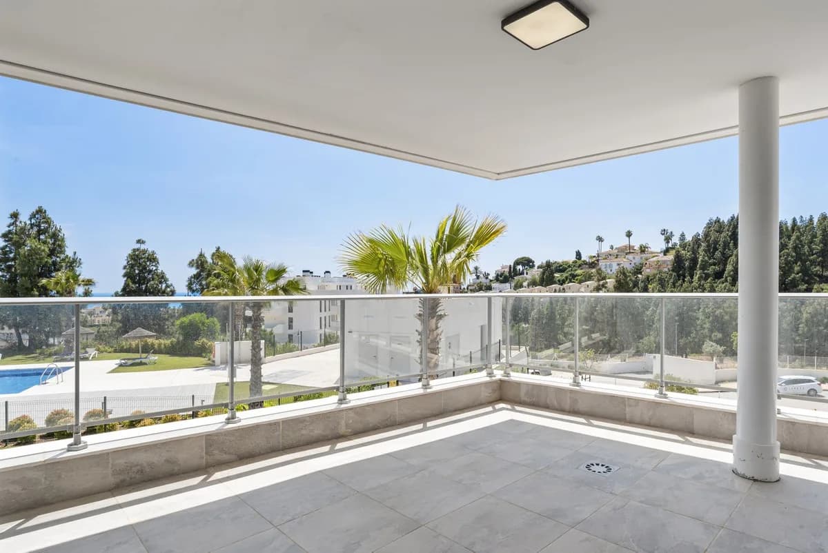 3 Bedroom Middle Floor Apartment for Sale in El Chaparral, Málaga - Image 5