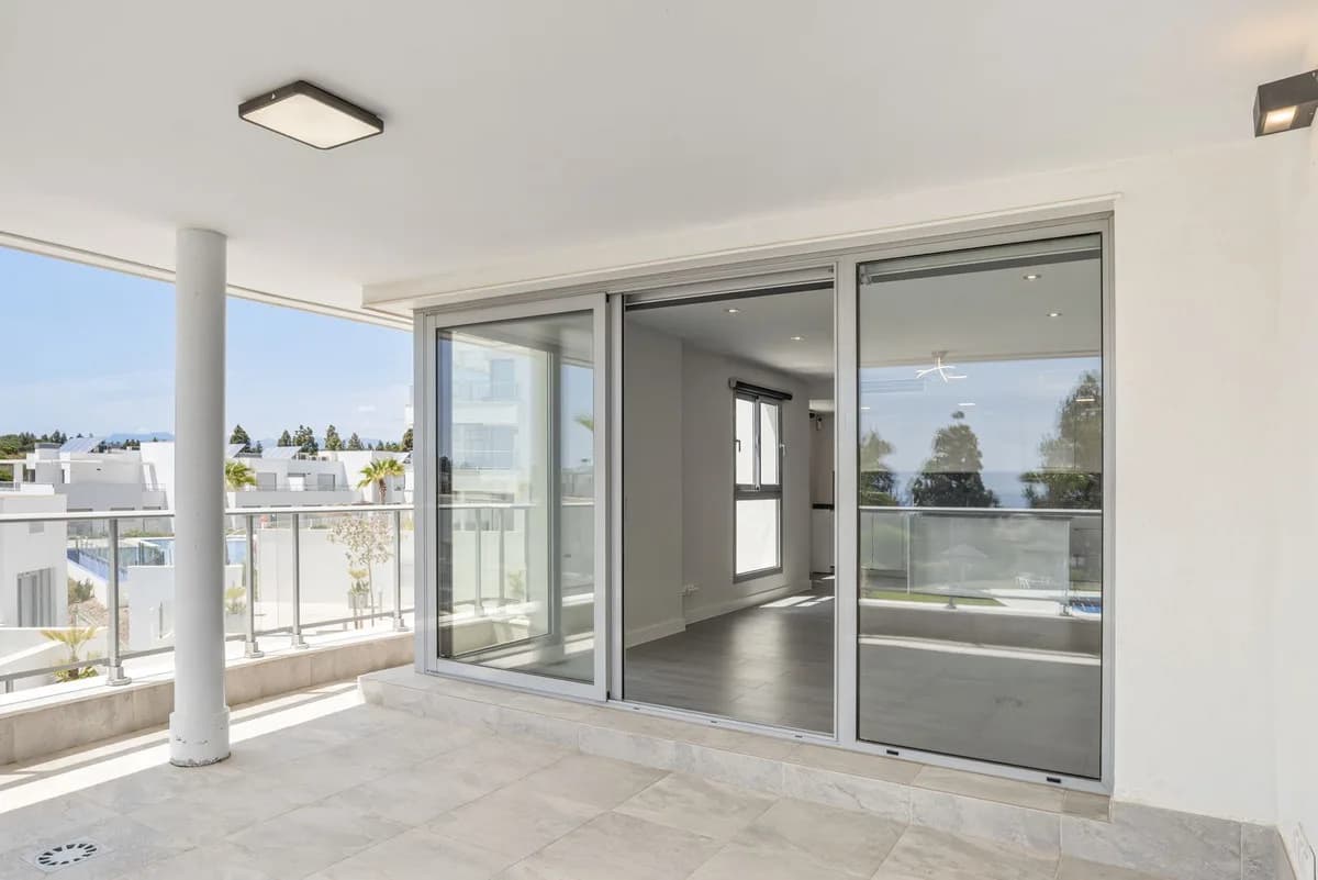 3 Bedroom Middle Floor Apartment for Sale in El Chaparral, Málaga - Image 6