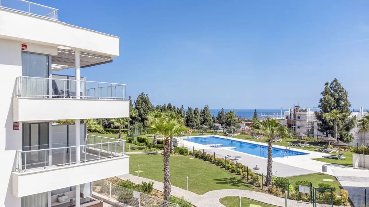 3 Bedroom Middle Floor Apartment for Sale in El Chaparral, Málaga - Image 7