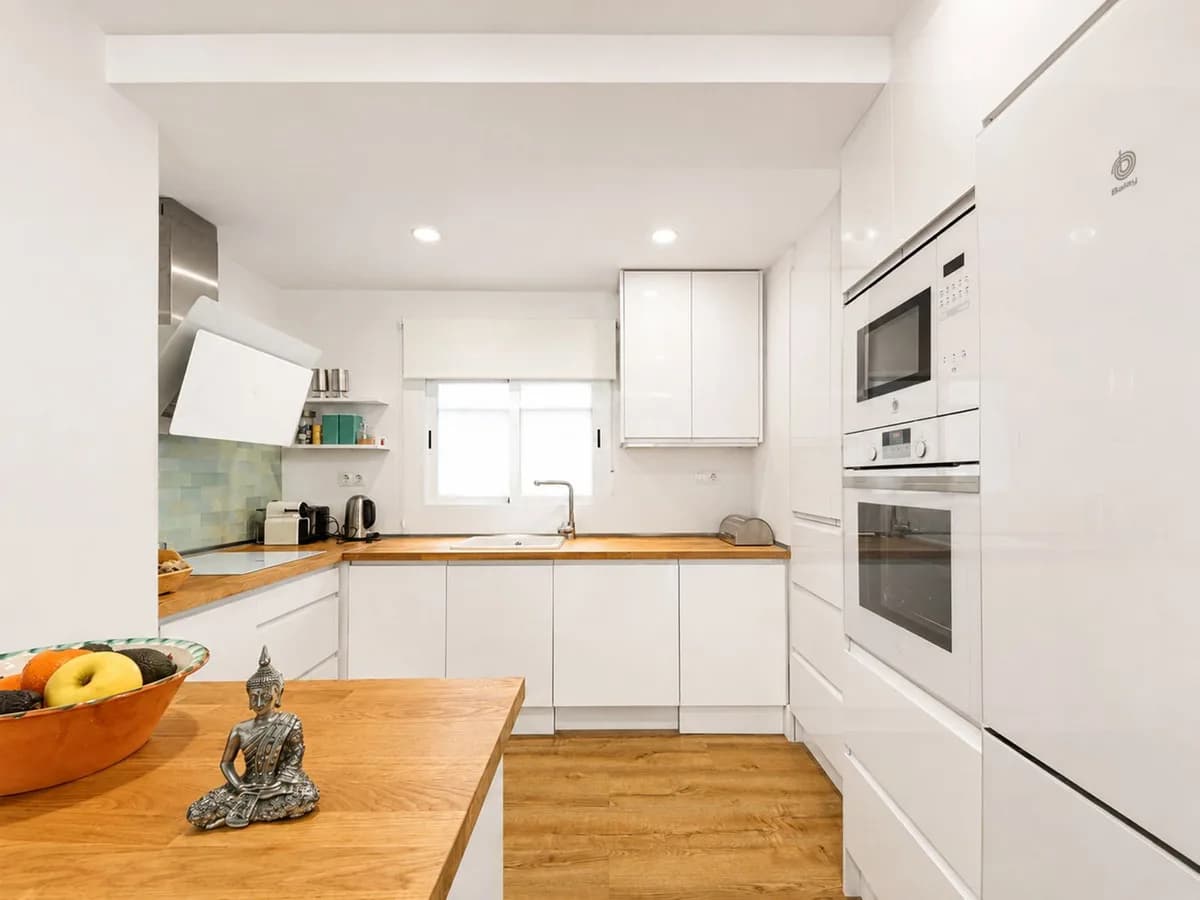 2 Bedroom Middle Floor Apartment for Sale in San Pedro de Alcántara, Málaga - Image 2
