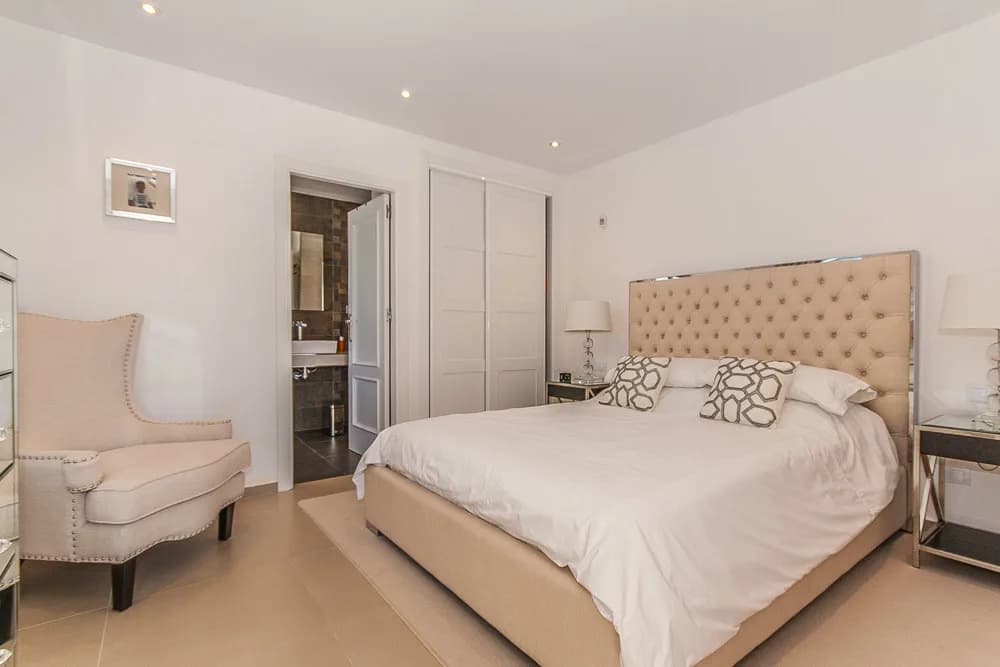 4 Bedroom Penthouse for Sale in Elviria, Málaga - Image 6