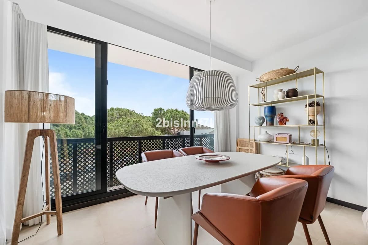3 Bedroom Top Floor Apartment for Sale in Elviria, Málaga - Image 3