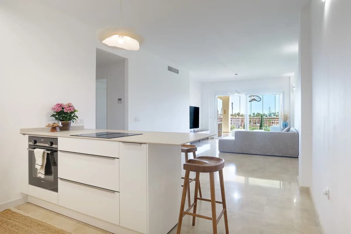 2 Bedroom Middle Floor Apartment for Sale in El Faro, Málaga - Image 8