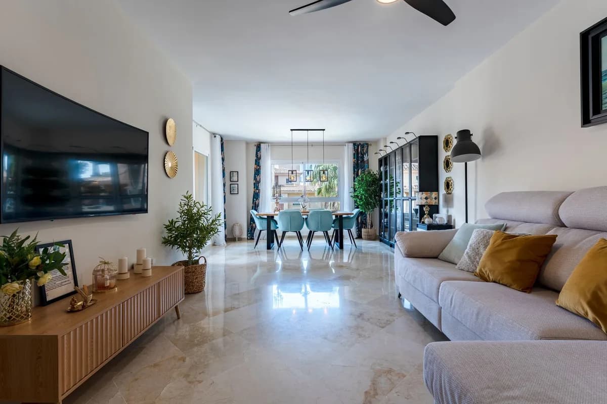 3 Bedroom Middle Floor Apartment for Sale in Calahonda, Málaga - Image 3