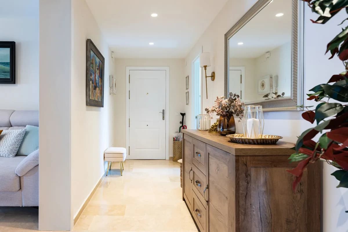 3 Bedroom Middle Floor Apartment for Sale in Calahonda, Málaga - Image 9