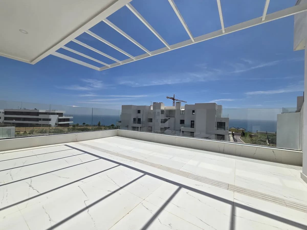 3 Bedroom Middle Floor Apartment for Sale in Estepona, Málaga - Image 6