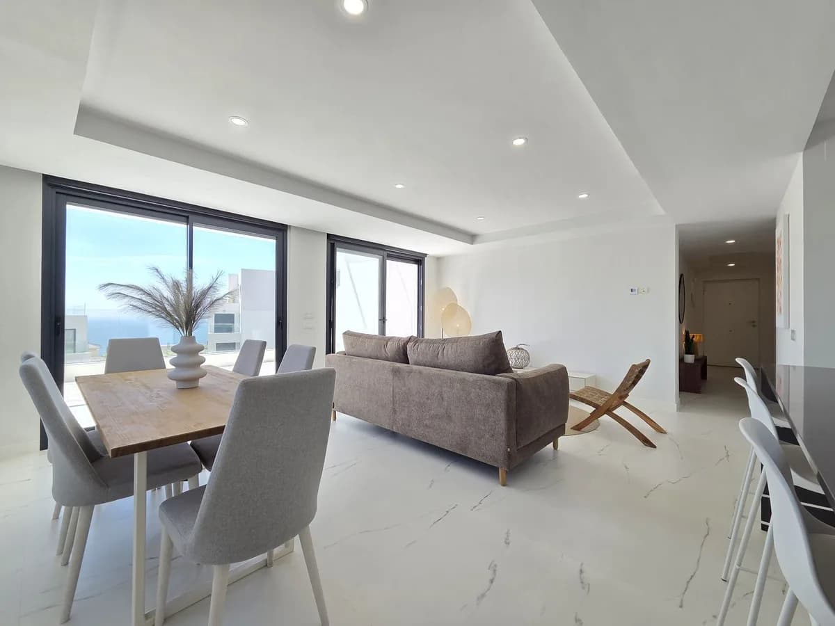 3 Bedroom Middle Floor Apartment for Sale in Estepona, Málaga - Image 9