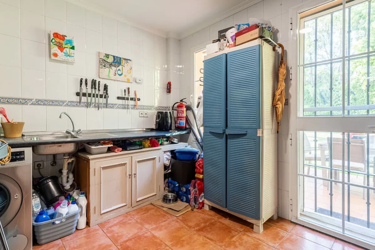5 Bedroom Detached Villa for Sale in Nueva Andalucía, Málaga - Image 3