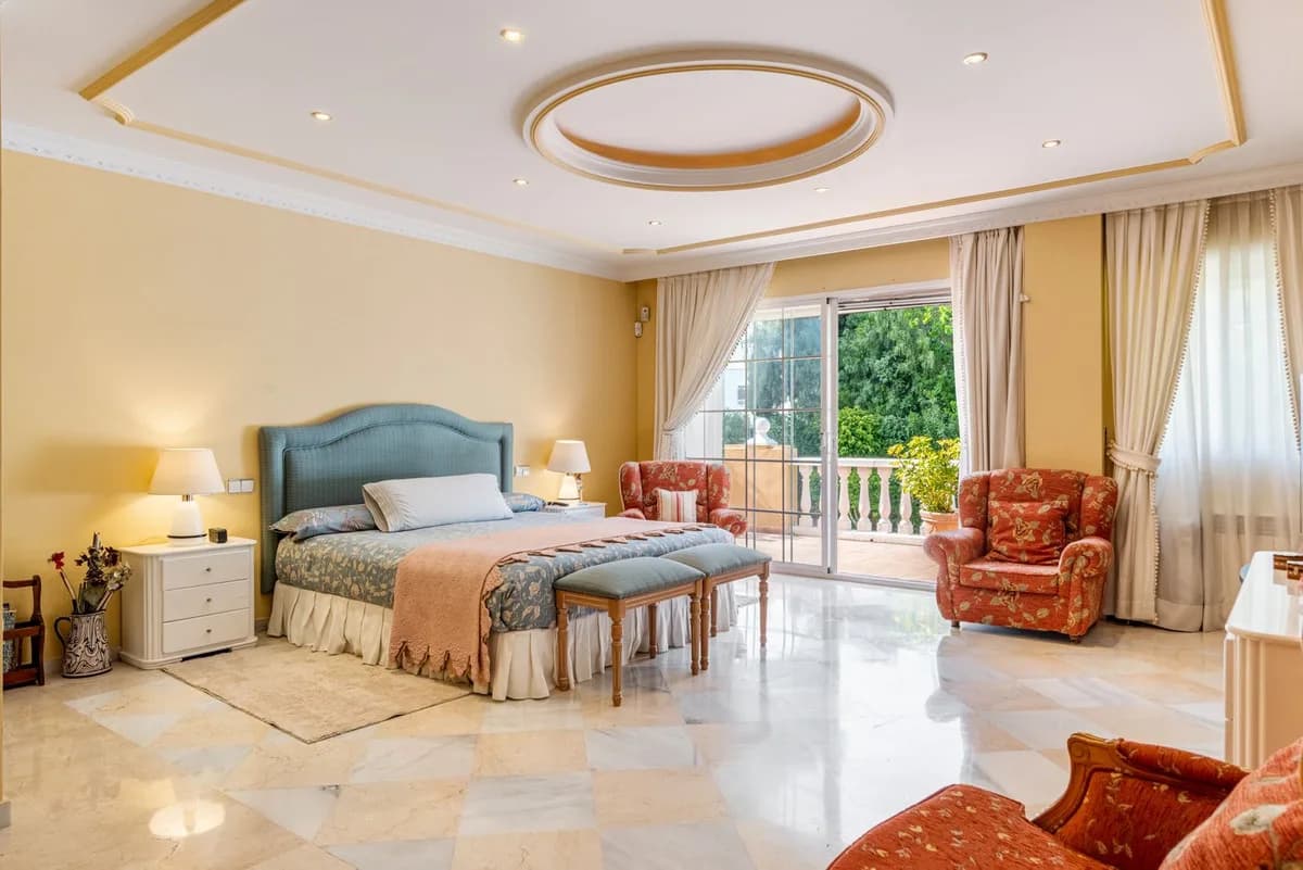 5 Bedroom Detached Villa for Sale in Nueva Andalucía, Málaga - Image 7