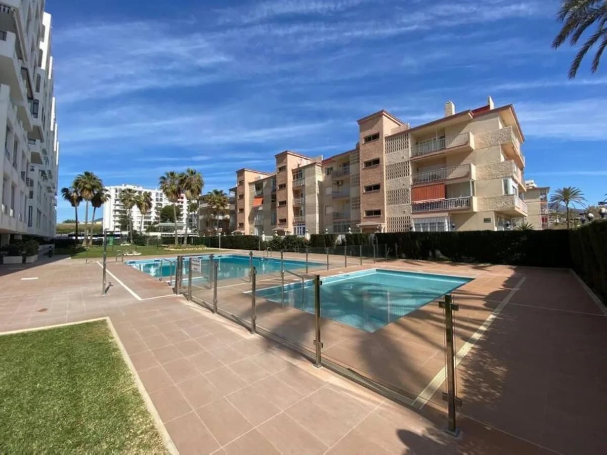 2 Bedroom Middle Floor Apartment for Sale in Fuengirola, Málaga - Image 2