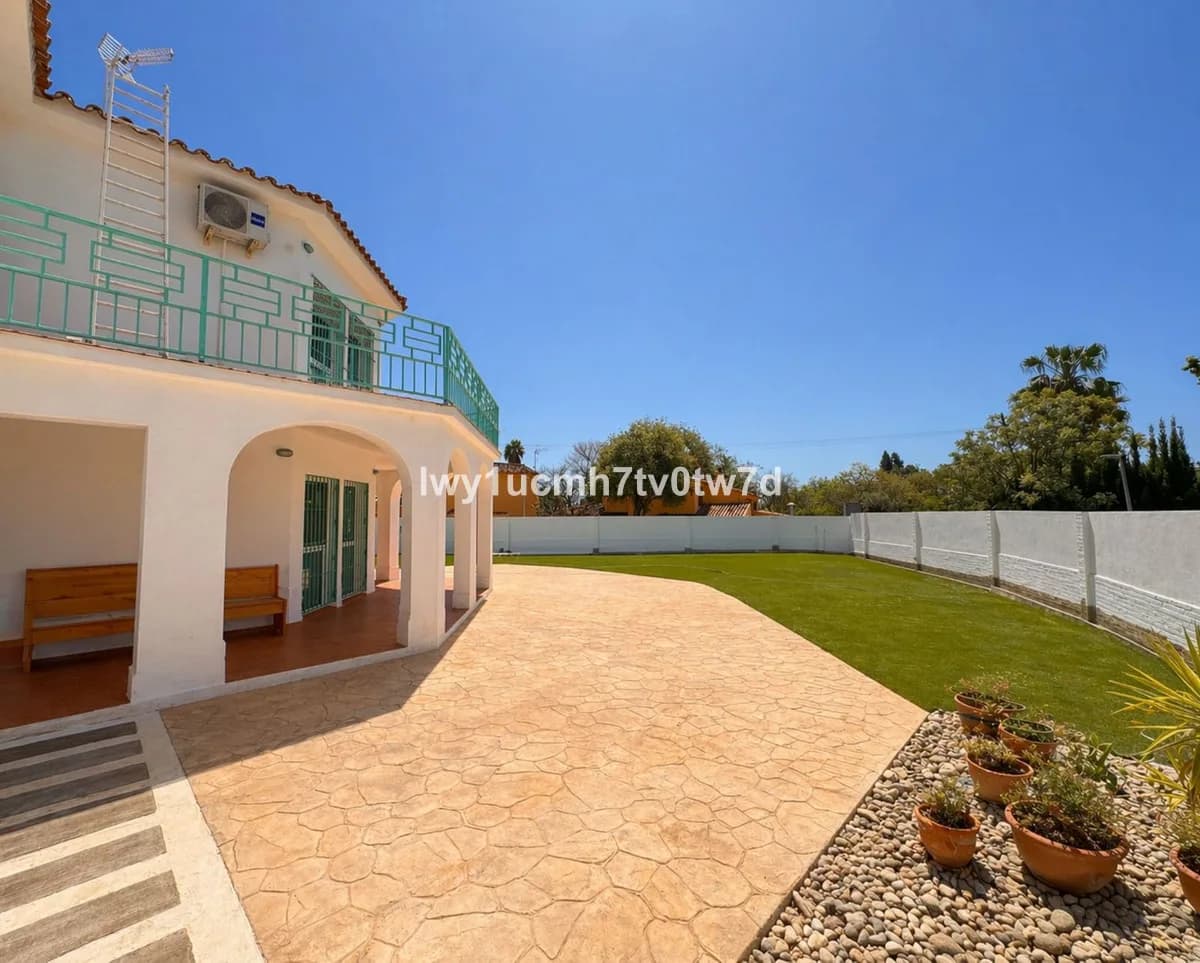 4 Bedroom Detached Villa for Sale in Churriana, Málaga - Image 6