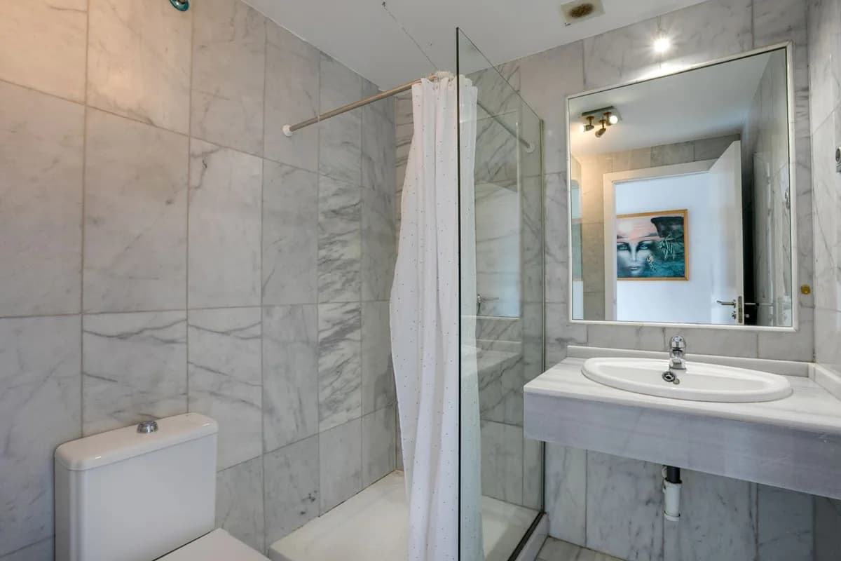 2 Bedroom Middle Floor Apartment for Sale in Benahavís, Málaga - Image 5