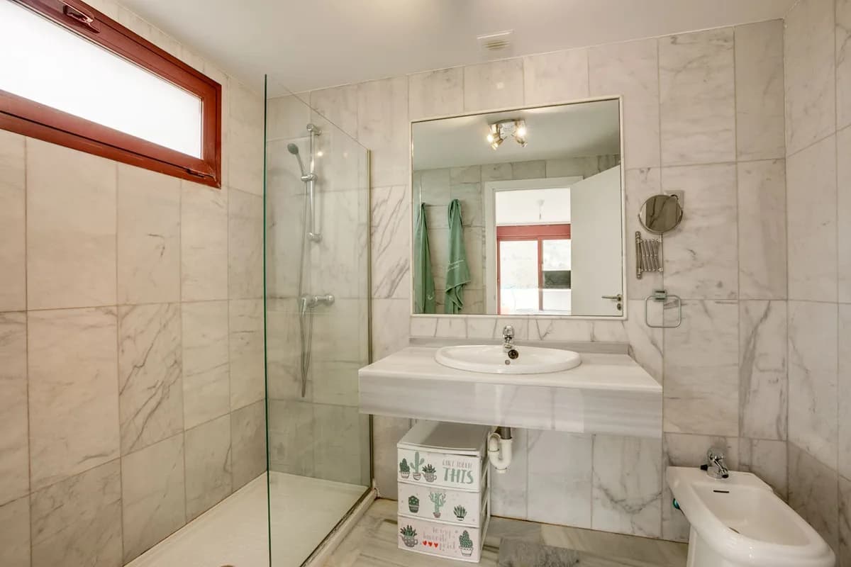 2 Bedroom Middle Floor Apartment for Sale in Benahavís, Málaga - Image 7