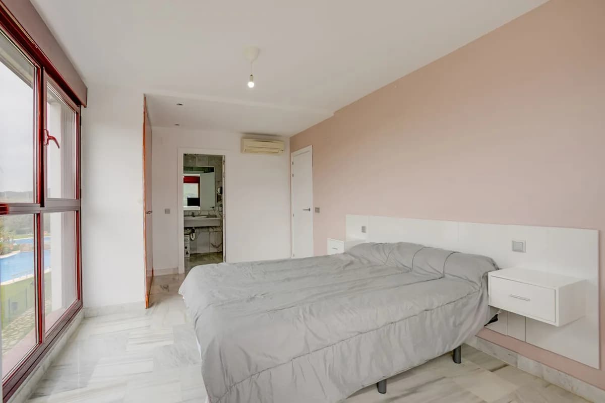 2 Bedroom Middle Floor Apartment for Sale in Benahavís, Málaga - Image 8