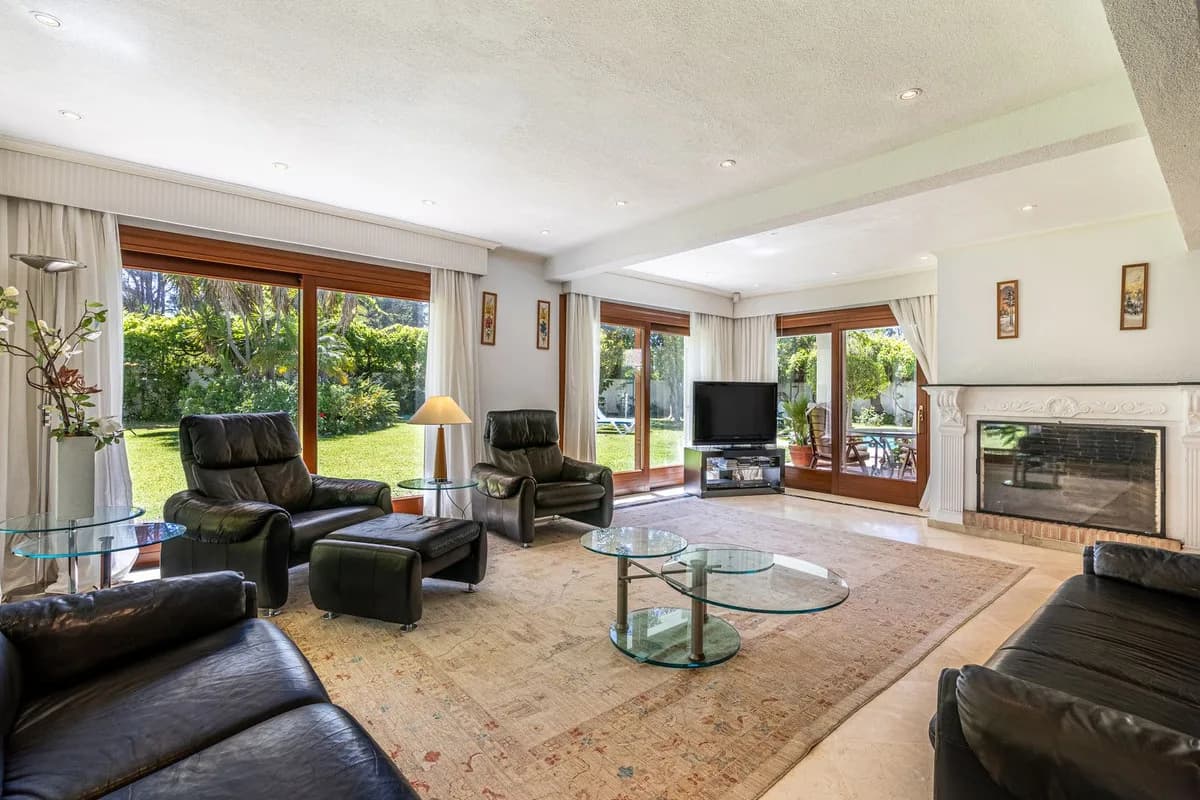 5 Bedroom Detached Villa for Sale in New Golden Mile, Málaga - Image 2