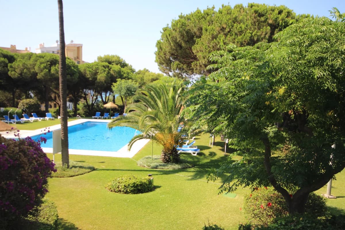 3 Bedroom Middle Floor Apartment for Sale in Puerto de Cabopino, Málaga - Image 2
