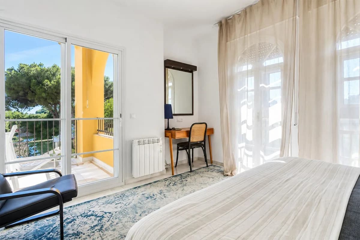 3 Bedroom Middle Floor Apartment for Sale in Puerto de Cabopino, Málaga - Image 5