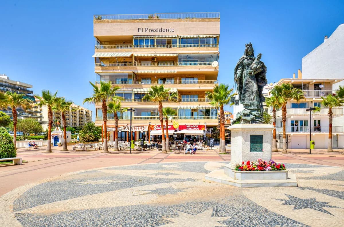 3 Bedroom Middle Floor Apartment for Sale in Fuengirola, Málaga