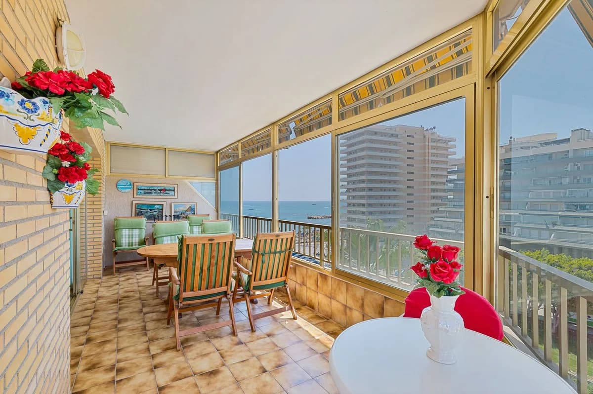 3 Bedroom Middle Floor Apartment for Sale in Fuengirola, Málaga - Image 2