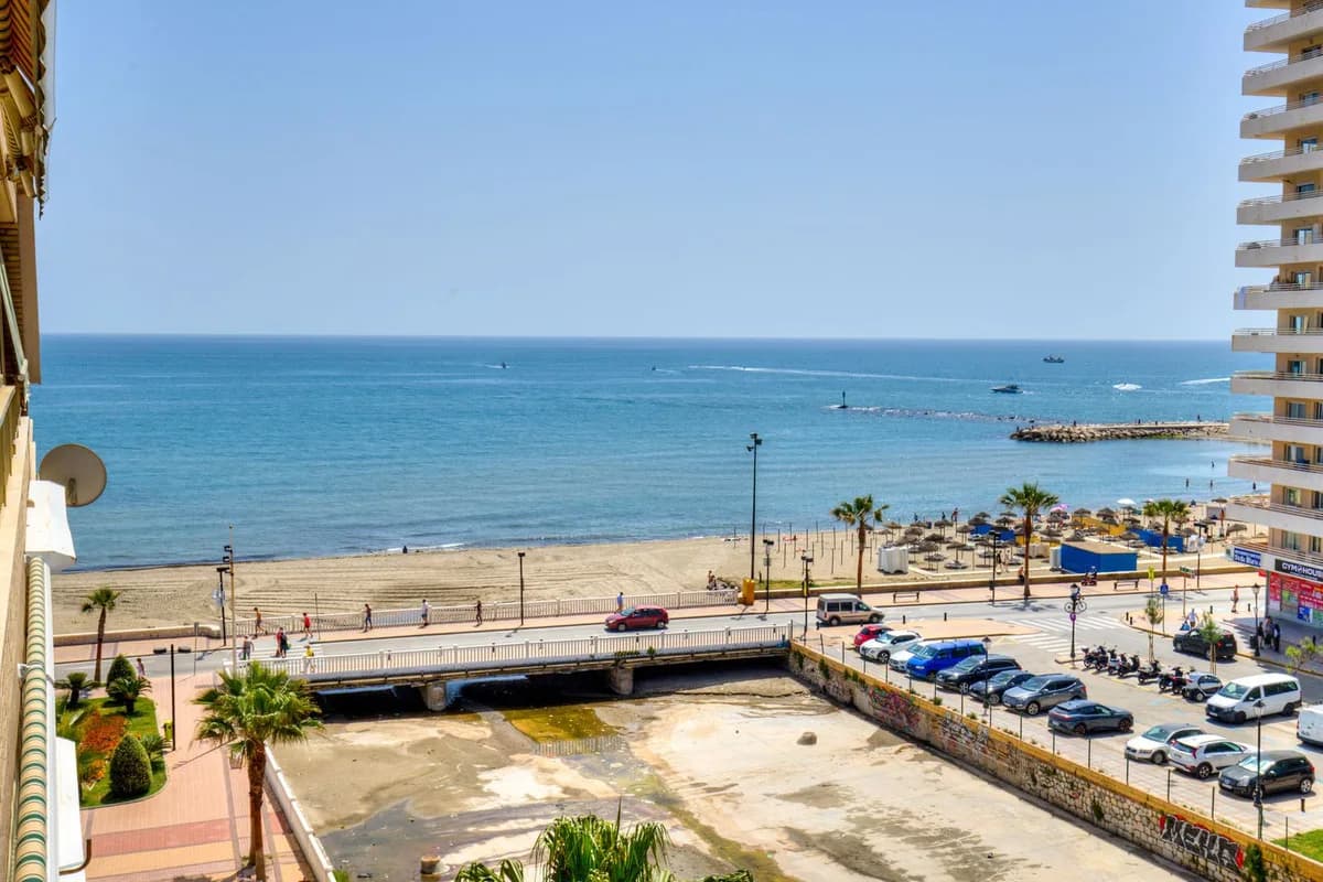 3 Bedroom Middle Floor Apartment for Sale in Fuengirola, Málaga - Image 3