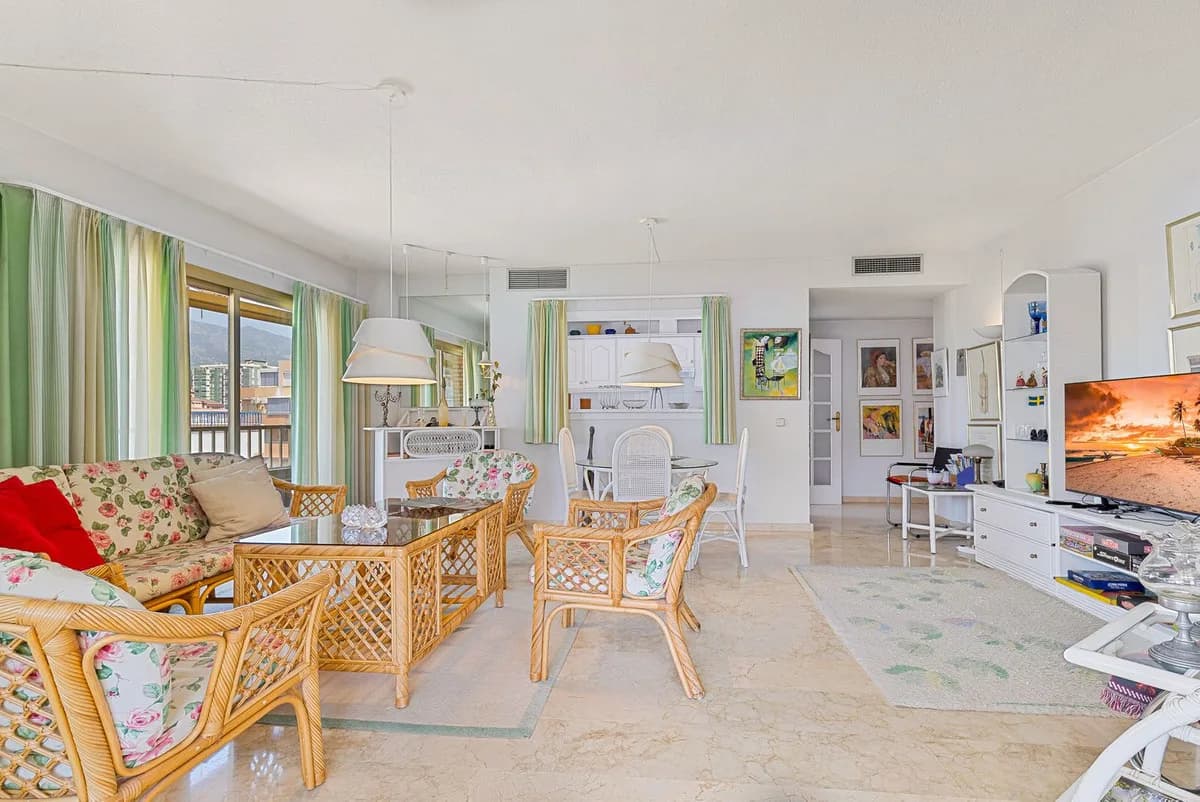 3 Bedroom Middle Floor Apartment for Sale in Fuengirola, Málaga - Image 7