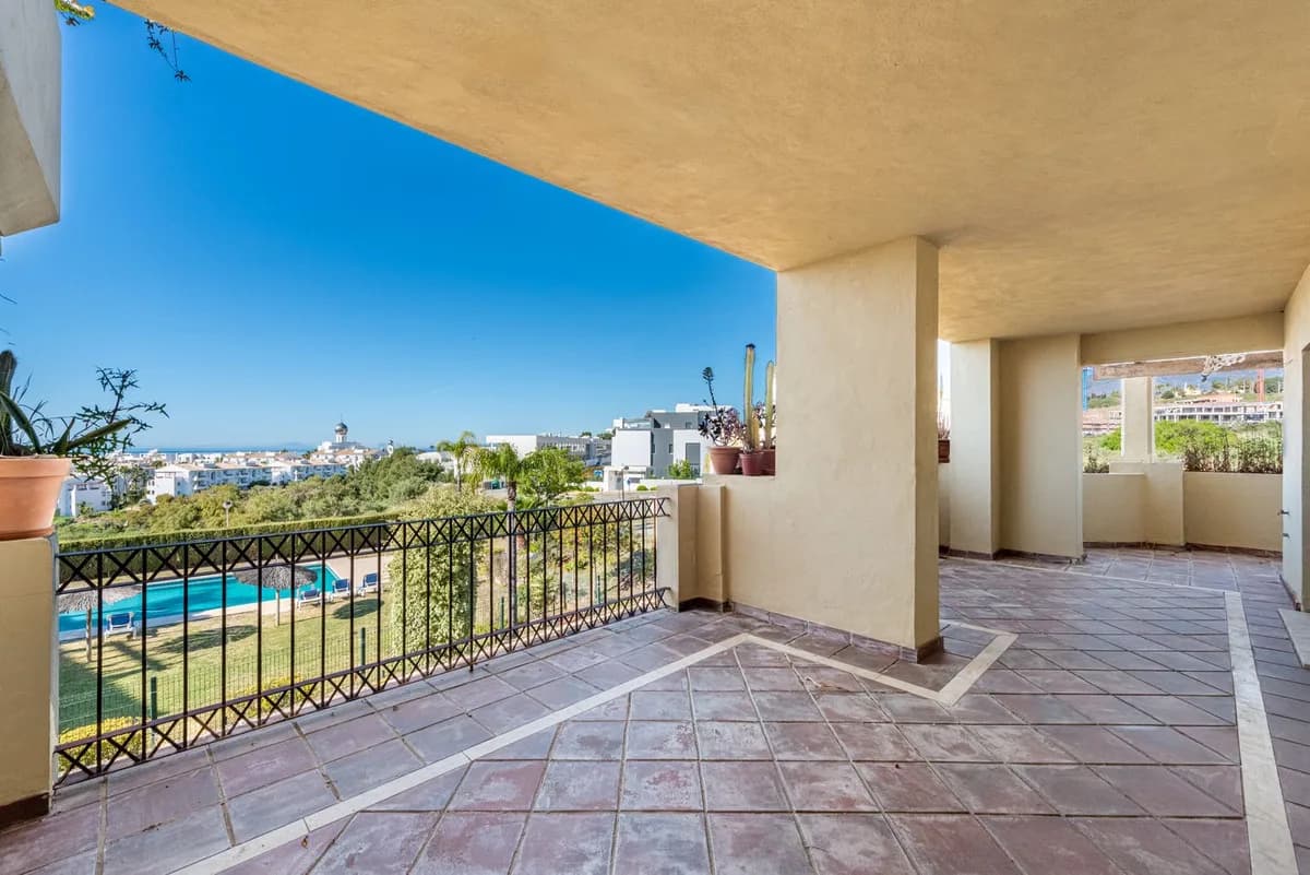 3 Bedroom Middle Floor Apartment for Sale in Selwo, Málaga - Image 2