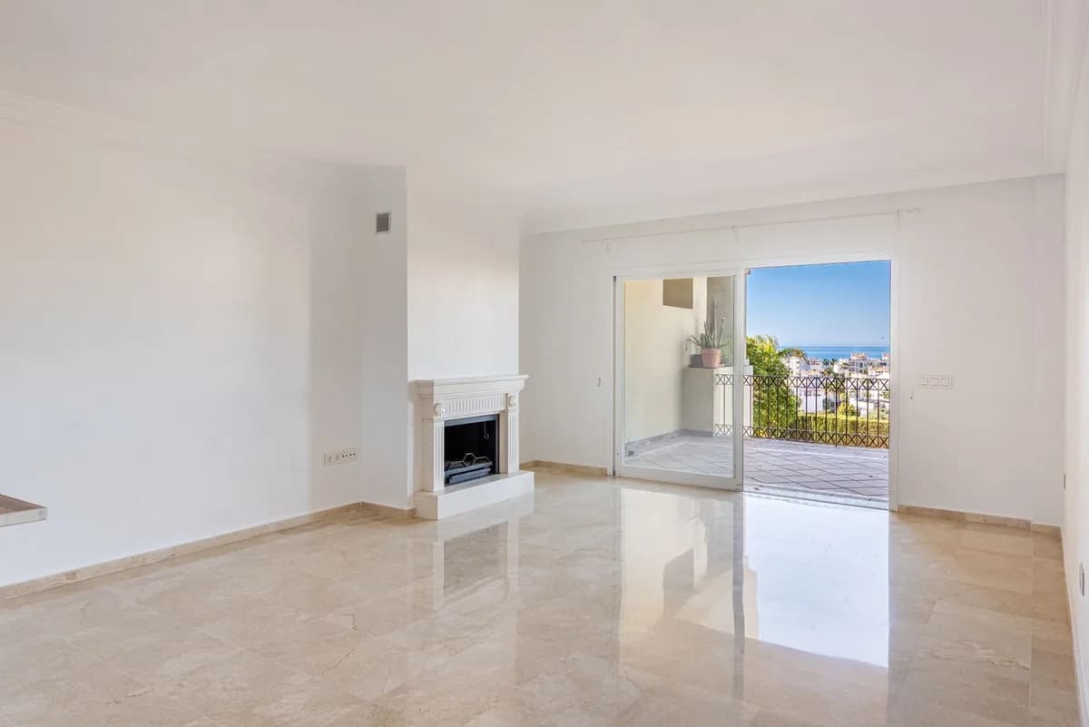 3 Bedroom Middle Floor Apartment for Sale in Selwo, Málaga - Image 4
