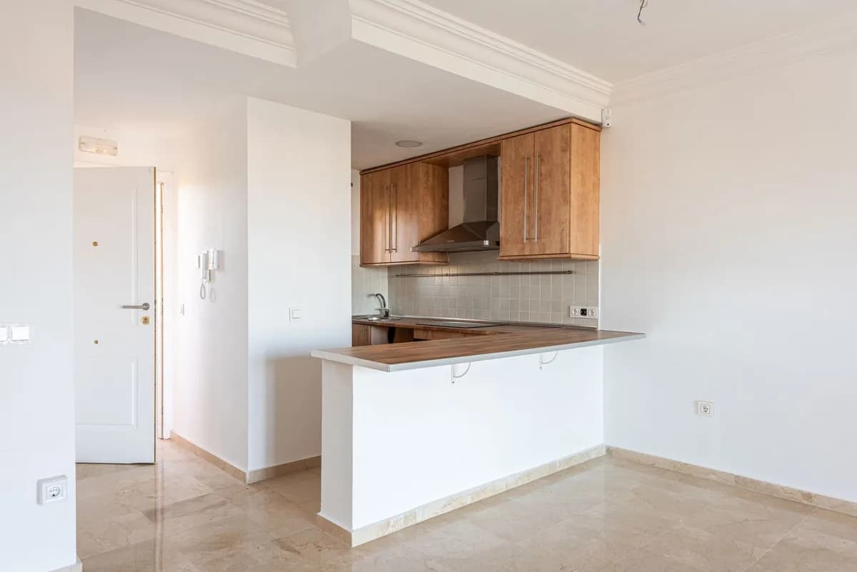 3 Bedroom Middle Floor Apartment for Sale in Selwo, Málaga - Image 7