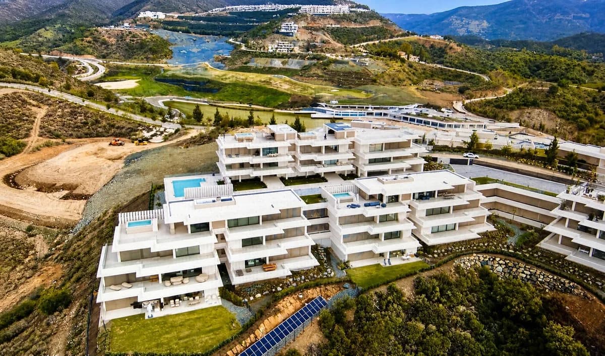 4 Bedroom Middle Floor Apartment for Sale in La Quinta, Málaga - Image 2
