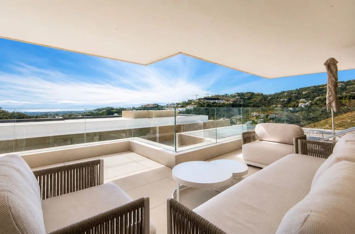 4 Bedroom Middle Floor Apartment for Sale in La Quinta, Málaga - Image 6