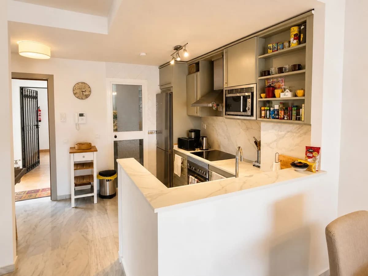 2 Bedroom Middle Floor Apartment for Sale in Calahonda, Málaga - Image 2
