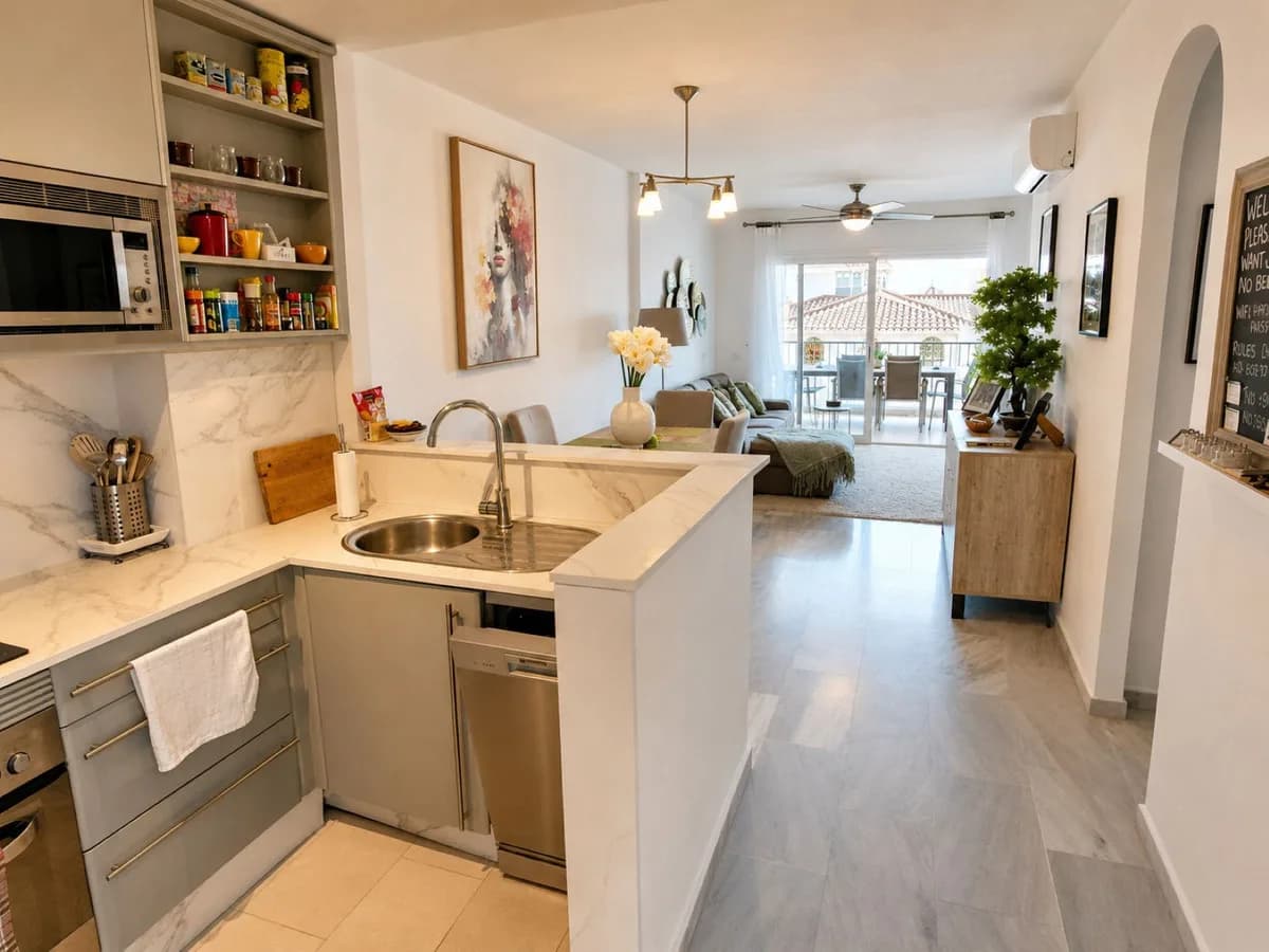 2 Bedroom Middle Floor Apartment for Sale in Calahonda, Málaga - Image 3