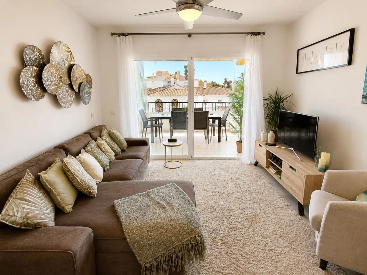 2 Bedroom Middle Floor Apartment for Sale in Calahonda, Málaga - Image 9