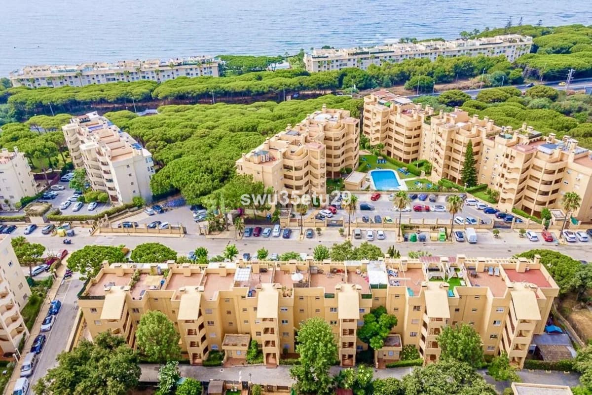 2 Bedroom Middle Floor Apartment for Sale in Calahonda, Málaga - Image 2