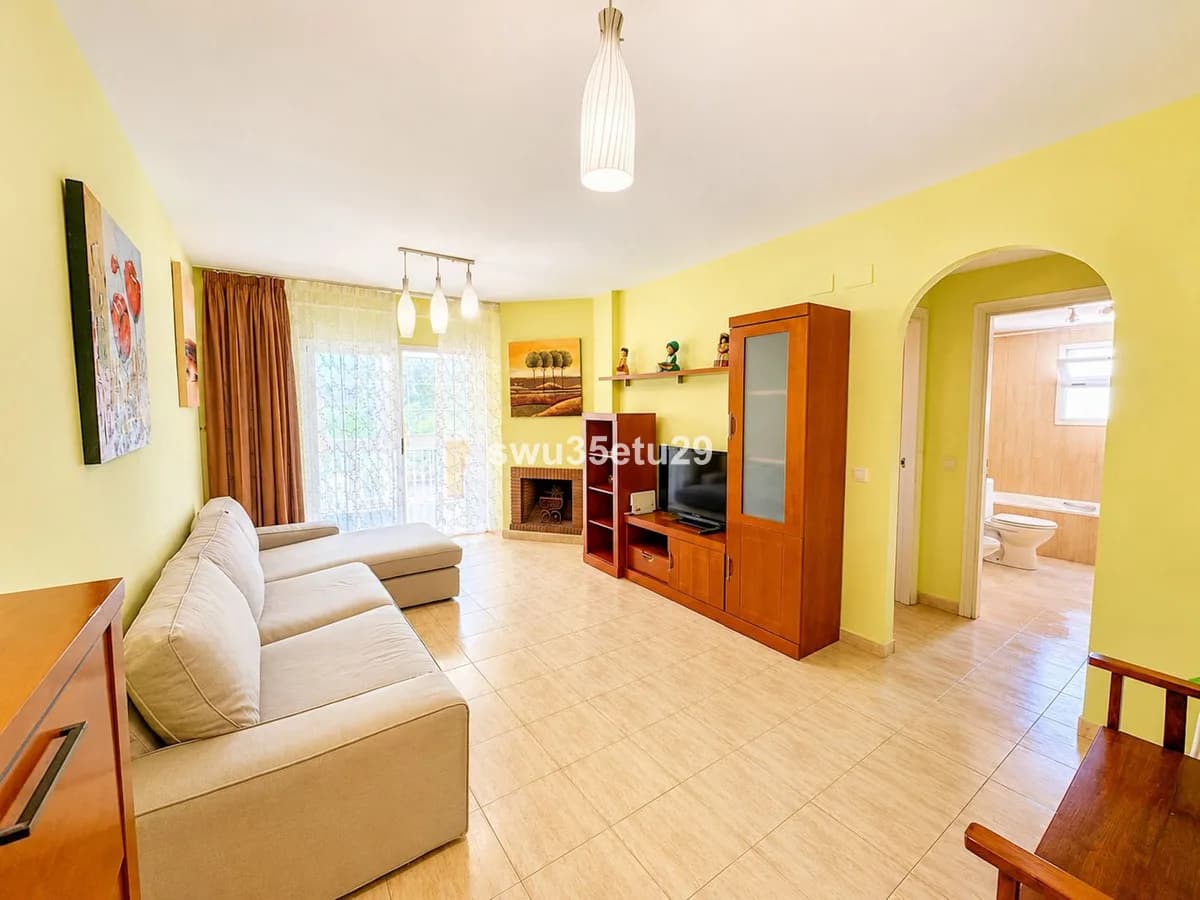 2 Bedroom Middle Floor Apartment for Sale in Calahonda, Málaga - Image 3