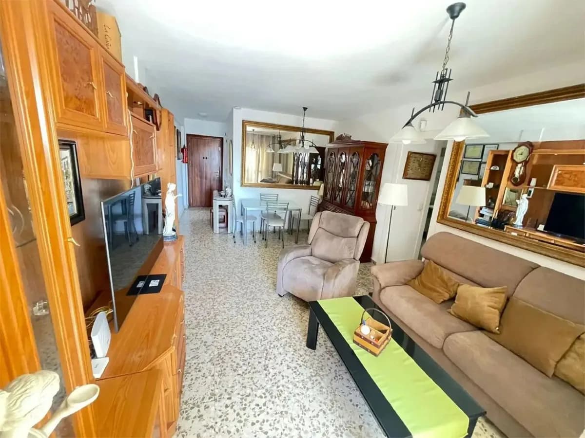 3 Bedroom Middle Floor Apartment for Sale in Marbella, Málaga - Image 5