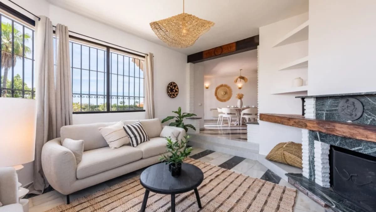 4 Bedroom Detached Villa for Sale in Estepona, Málaga - Image 4