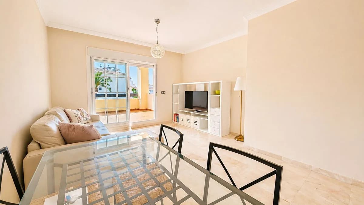 2 Bedroom Middle Floor Apartment for Sale in Manilva, Málaga - Image 4
