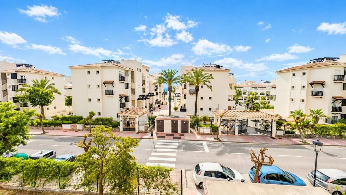 2 Bedroom Middle Floor Apartment for Sale in Manilva, Málaga - Image 8